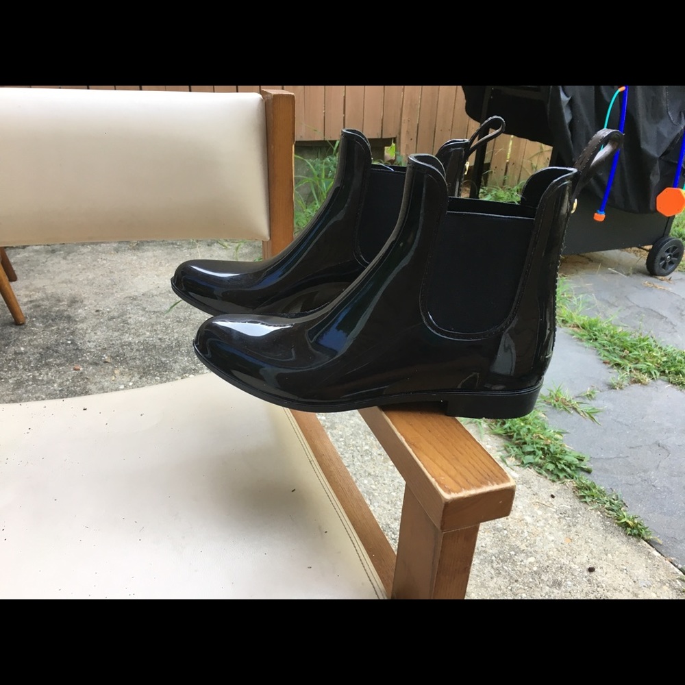 Short black rain boots
